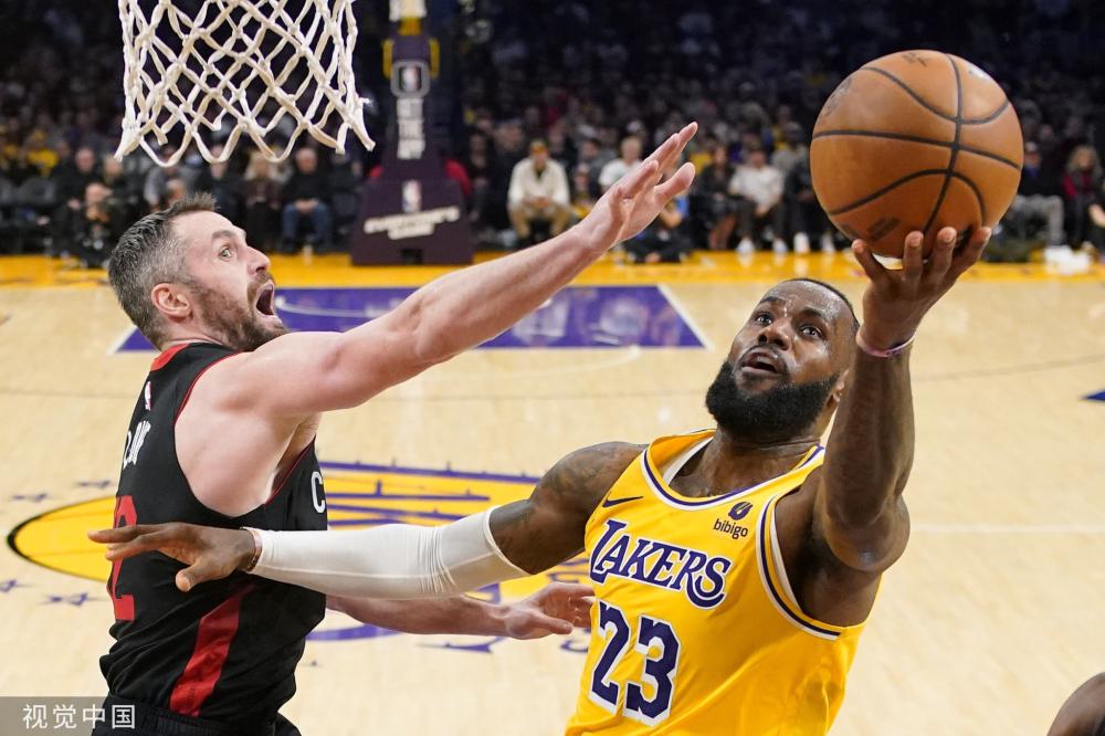 士毫不留情 士毫不留情